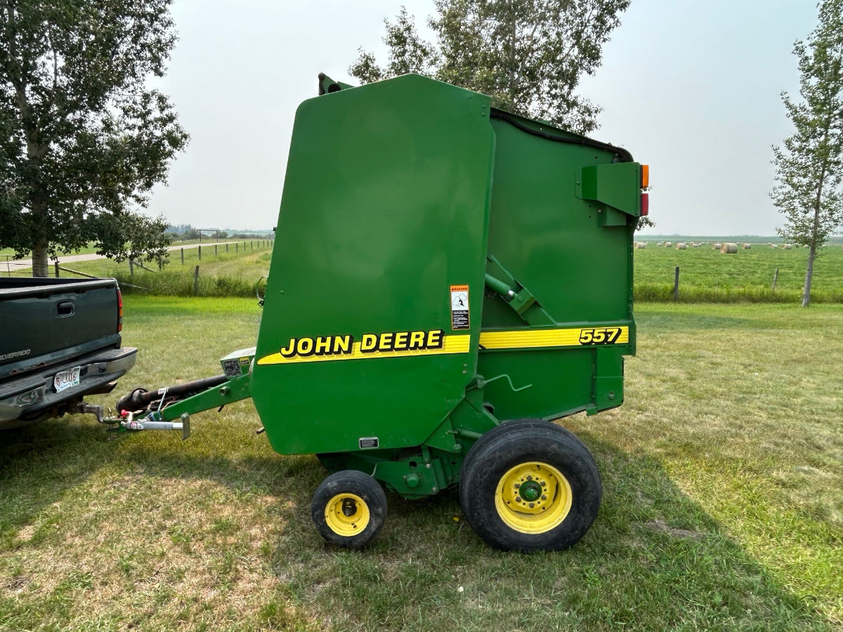 2000 John Deere 557 Baler/Round