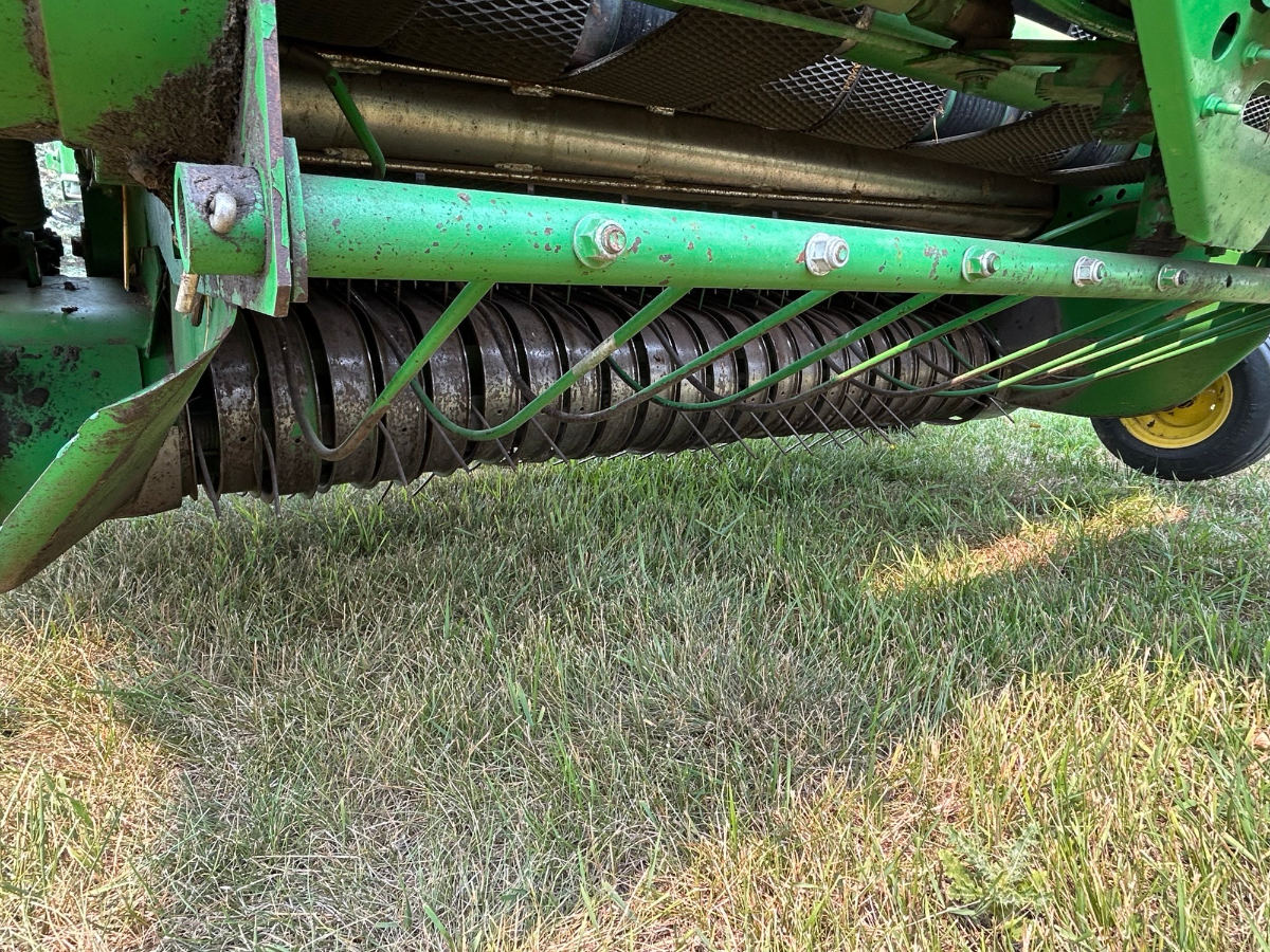 2000 John Deere 557 Baler/Round