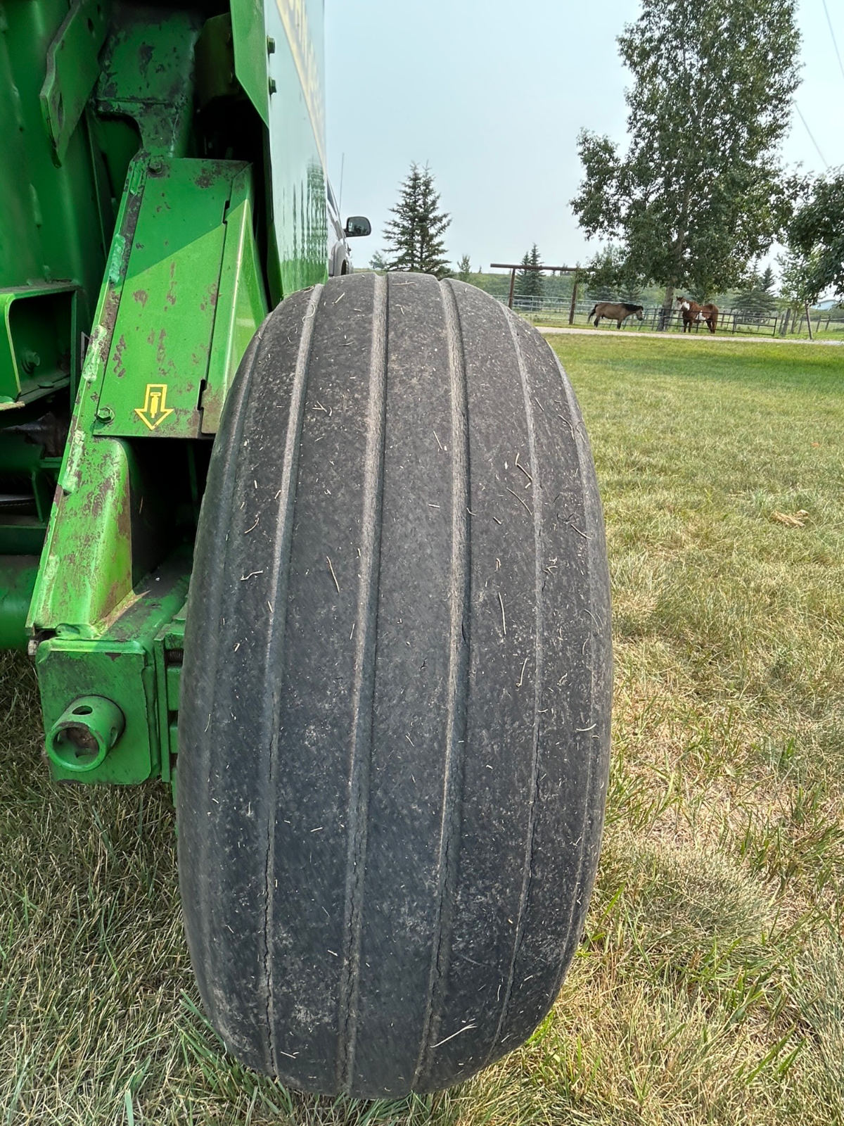 2000 John Deere 557 Baler/Round
