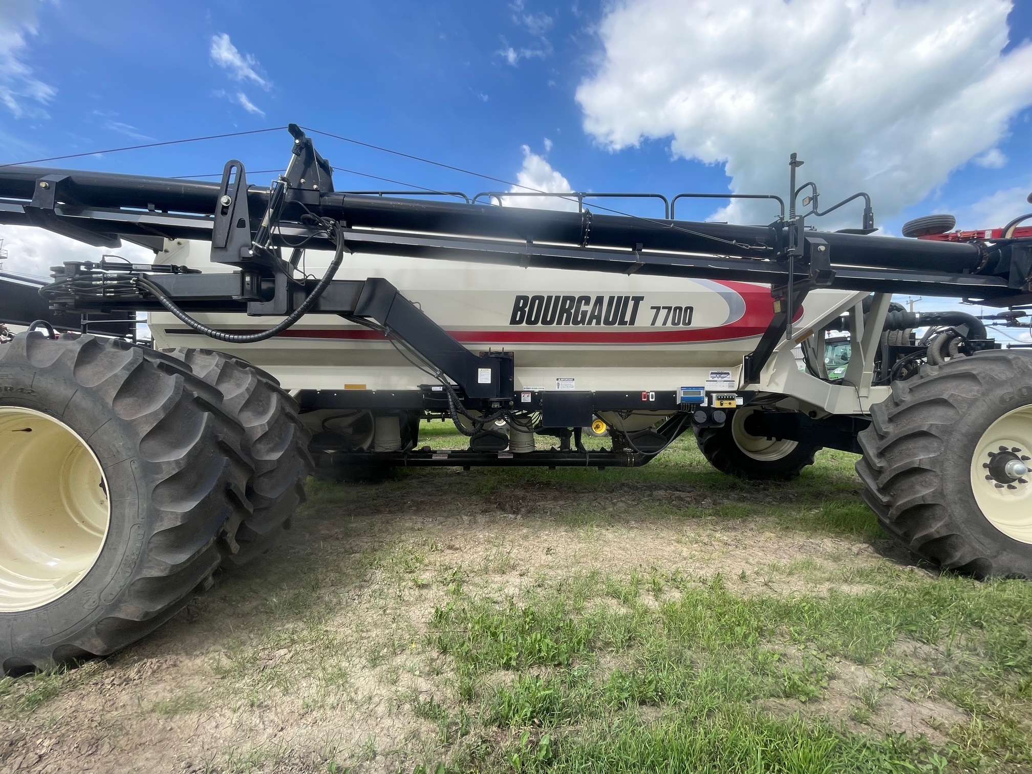 2014 Bourgault 7700 Air Tank/Cart