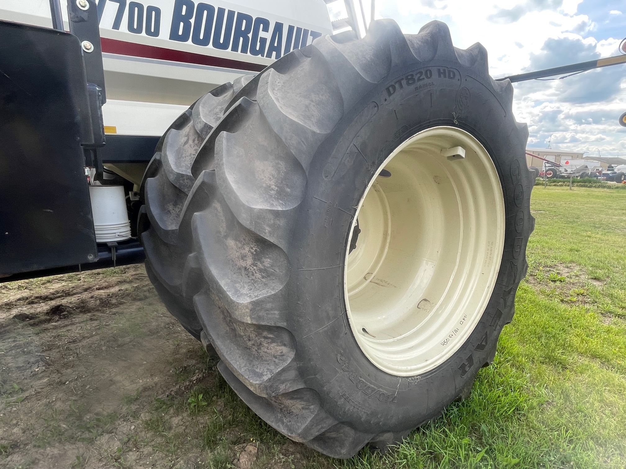 2014 Bourgault 7700 Air Tank/Cart