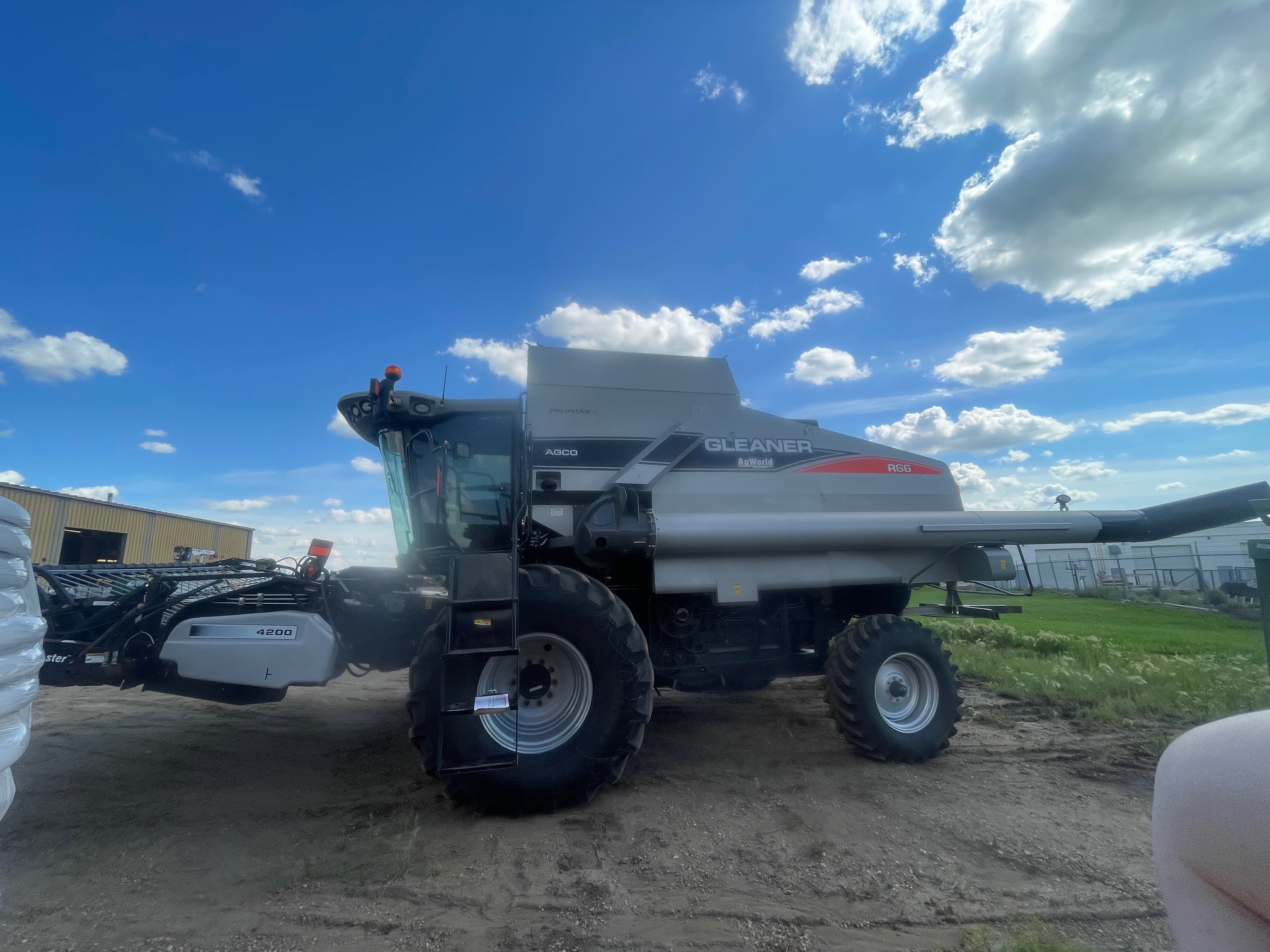 2009 Gleaner R66 Combine