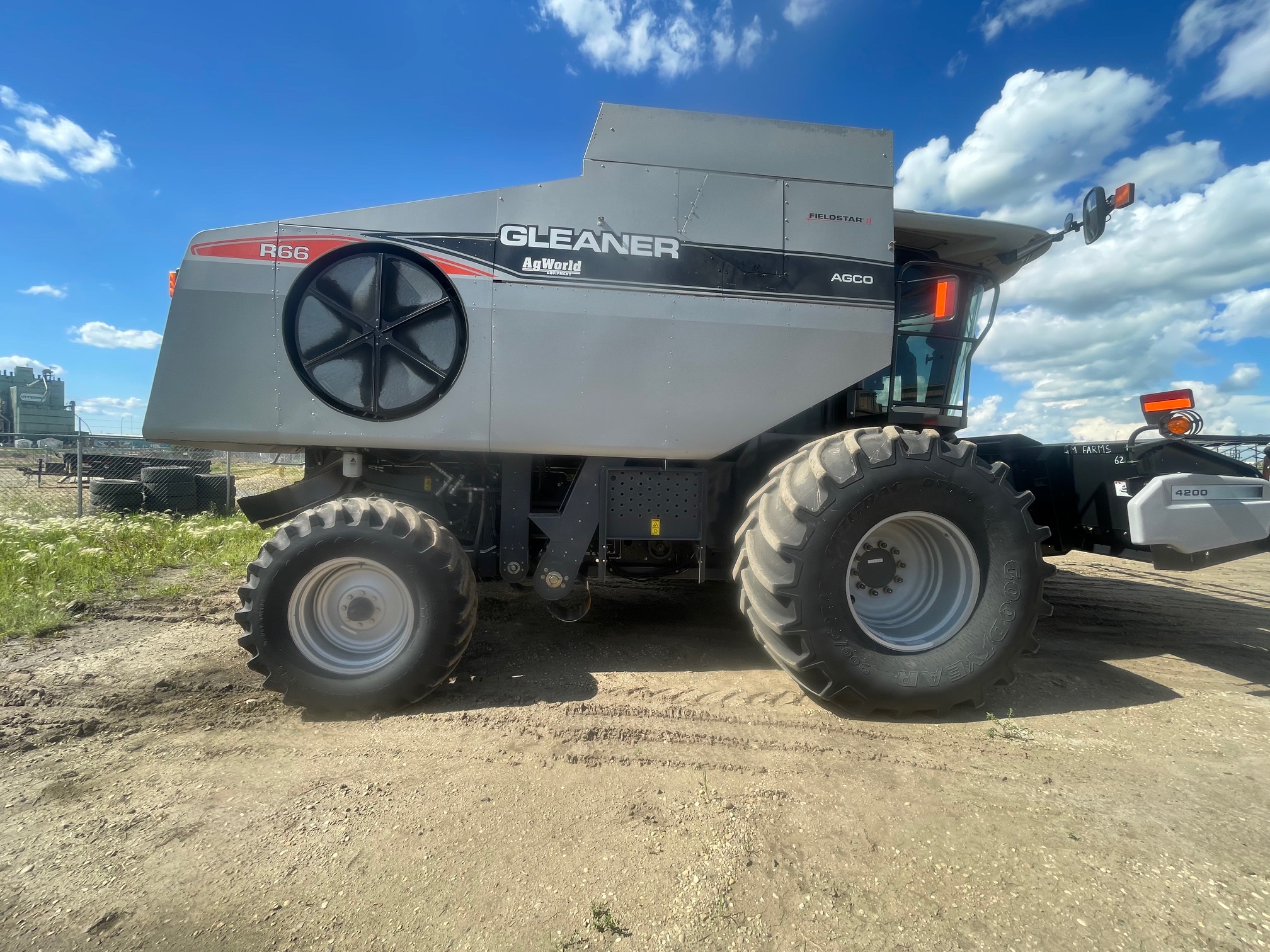 2009 Gleaner R66 Combine
