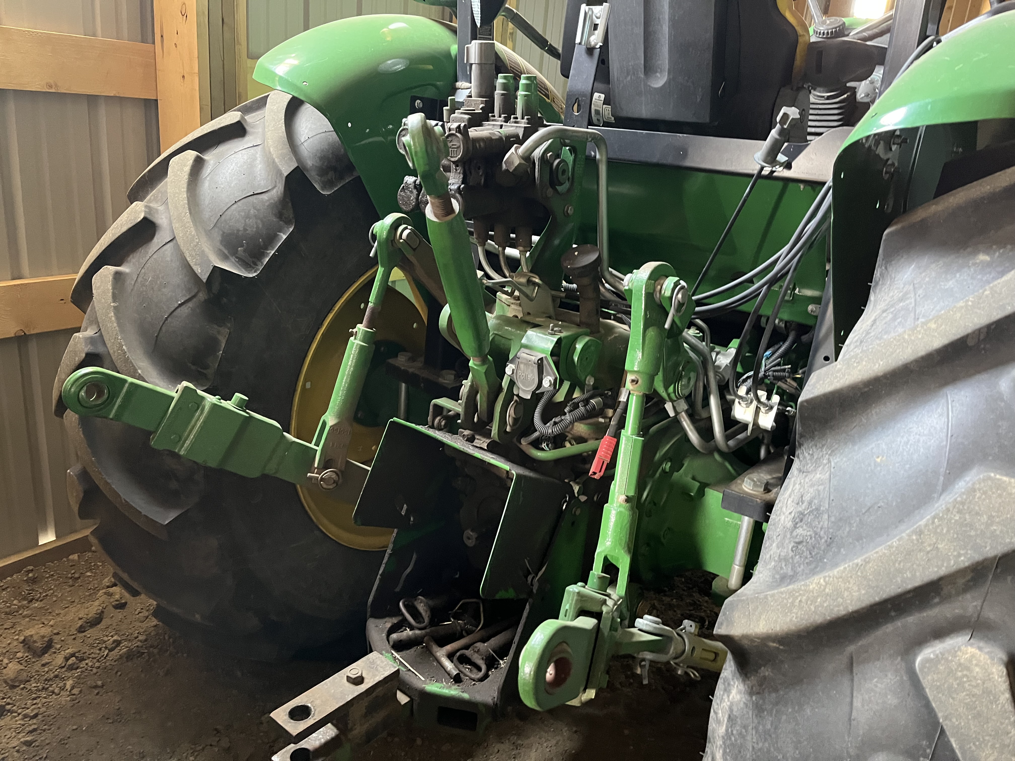 2015 John Deere 5085E Tractor