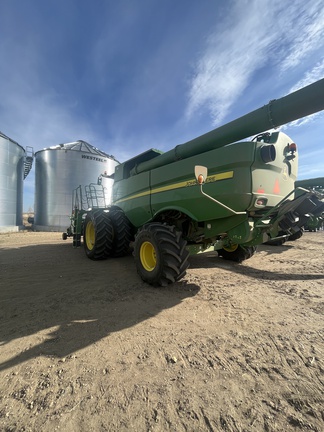 2017 John Deere S680 Combine