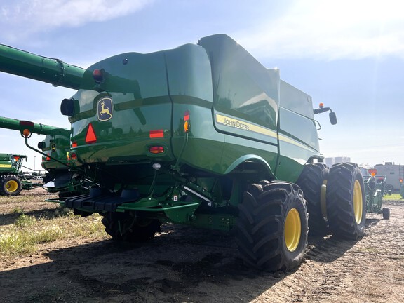 2017 John Deere S680 Combine