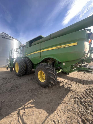 2017 John Deere S680 Combine