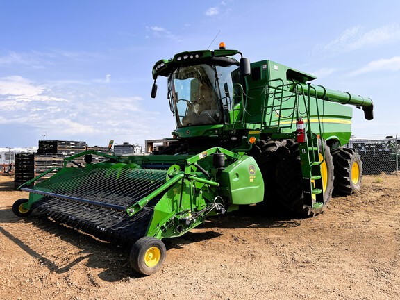 2017 John Deere S680 Combine