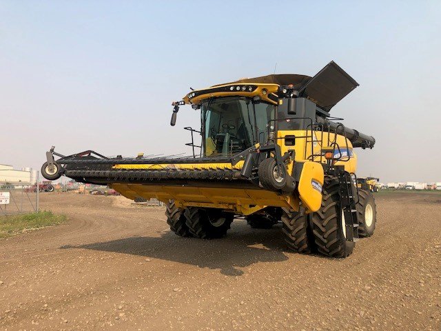 2015 New Holland CR10.90 Combine