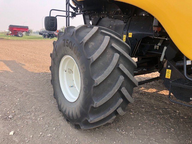 2015 New Holland CR10.90 Combine