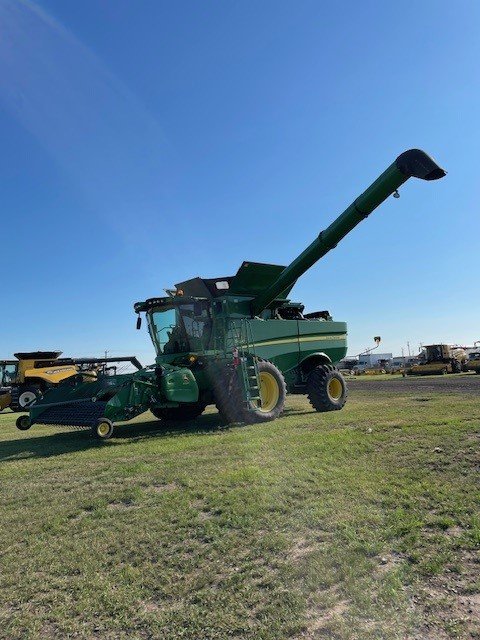 2013 John Deere S690 Combine