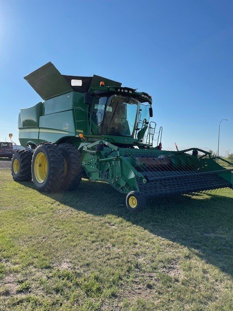 2013 John Deere S690 Combine