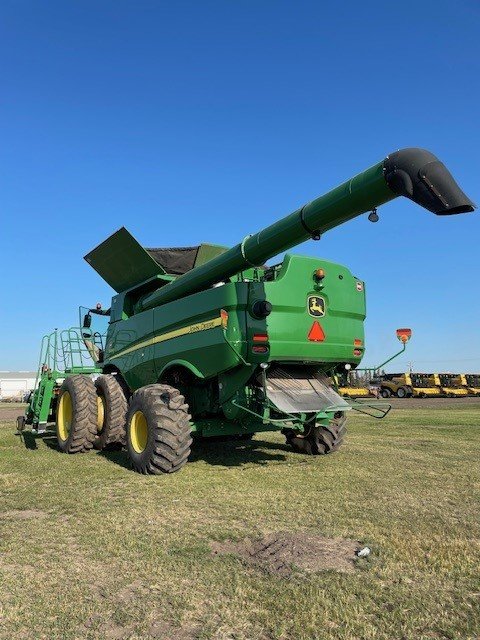 2013 John Deere S690 Combine