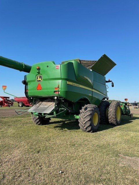 2013 John Deere S690 Combine