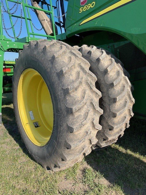 2013 John Deere S690 Combine