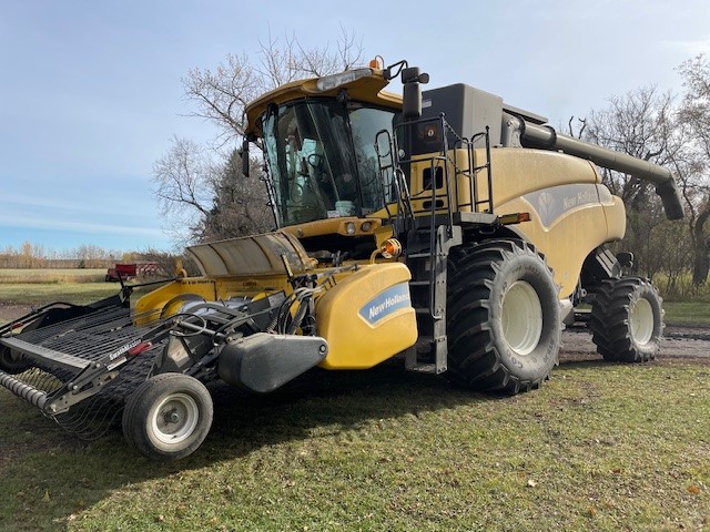 2007 New Holland CR9070 Combine