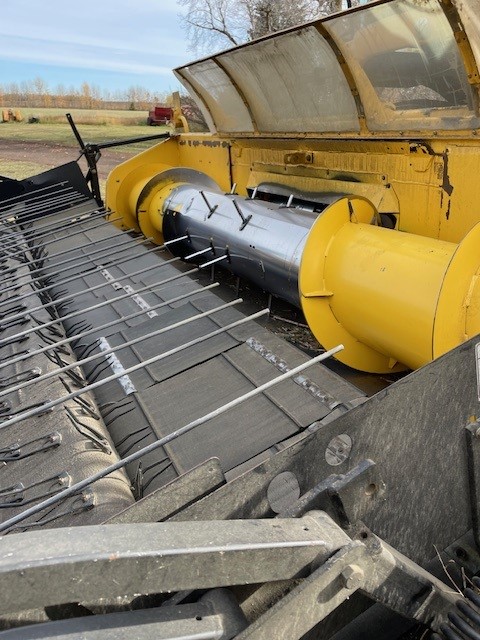 2007 New Holland CR9070 Combine