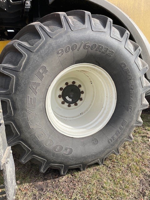 2007 New Holland CR9070 Combine