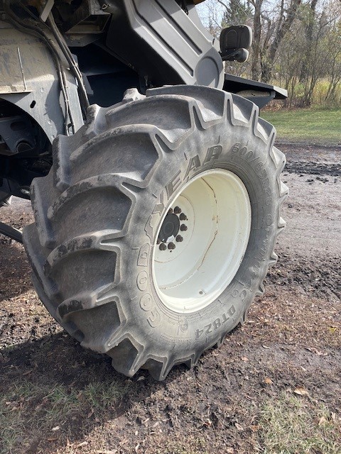 2007 New Holland CR9070 Combine