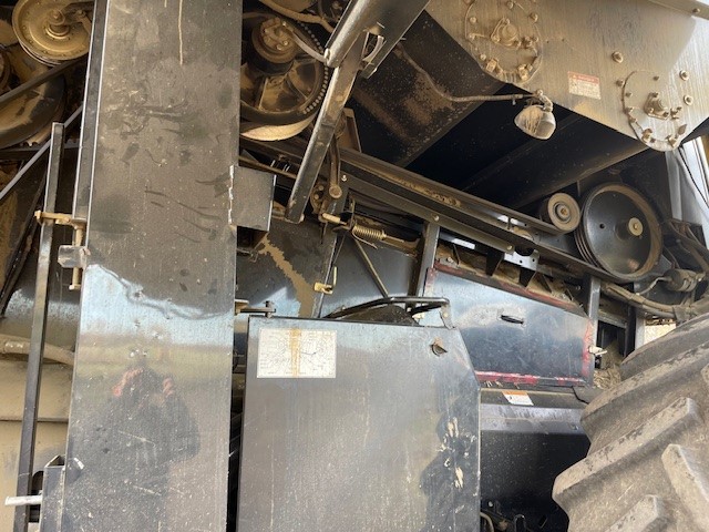 2007 New Holland CR9070 Combine