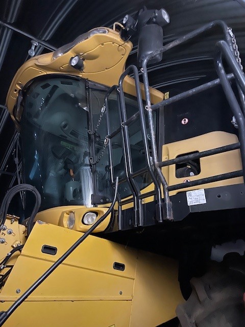 2013 New Holland CR8090 Combine