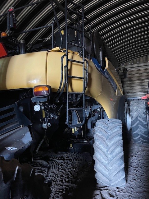 2013 New Holland CR8090 Combine