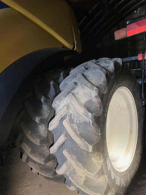 2013 New Holland CR8090 Combine