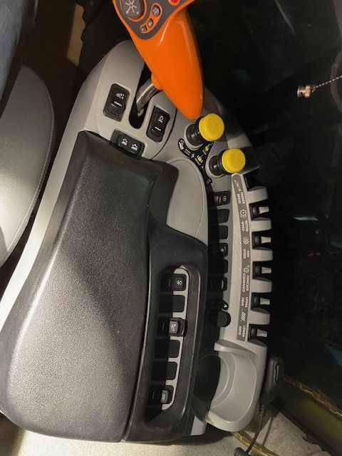 2013 New Holland CR8090 Combine