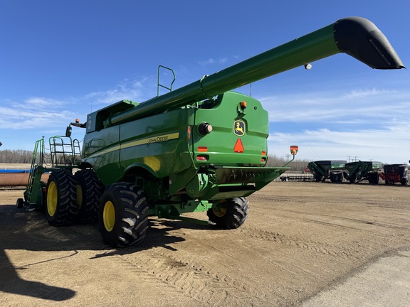 2013 John Deere S670 Combine