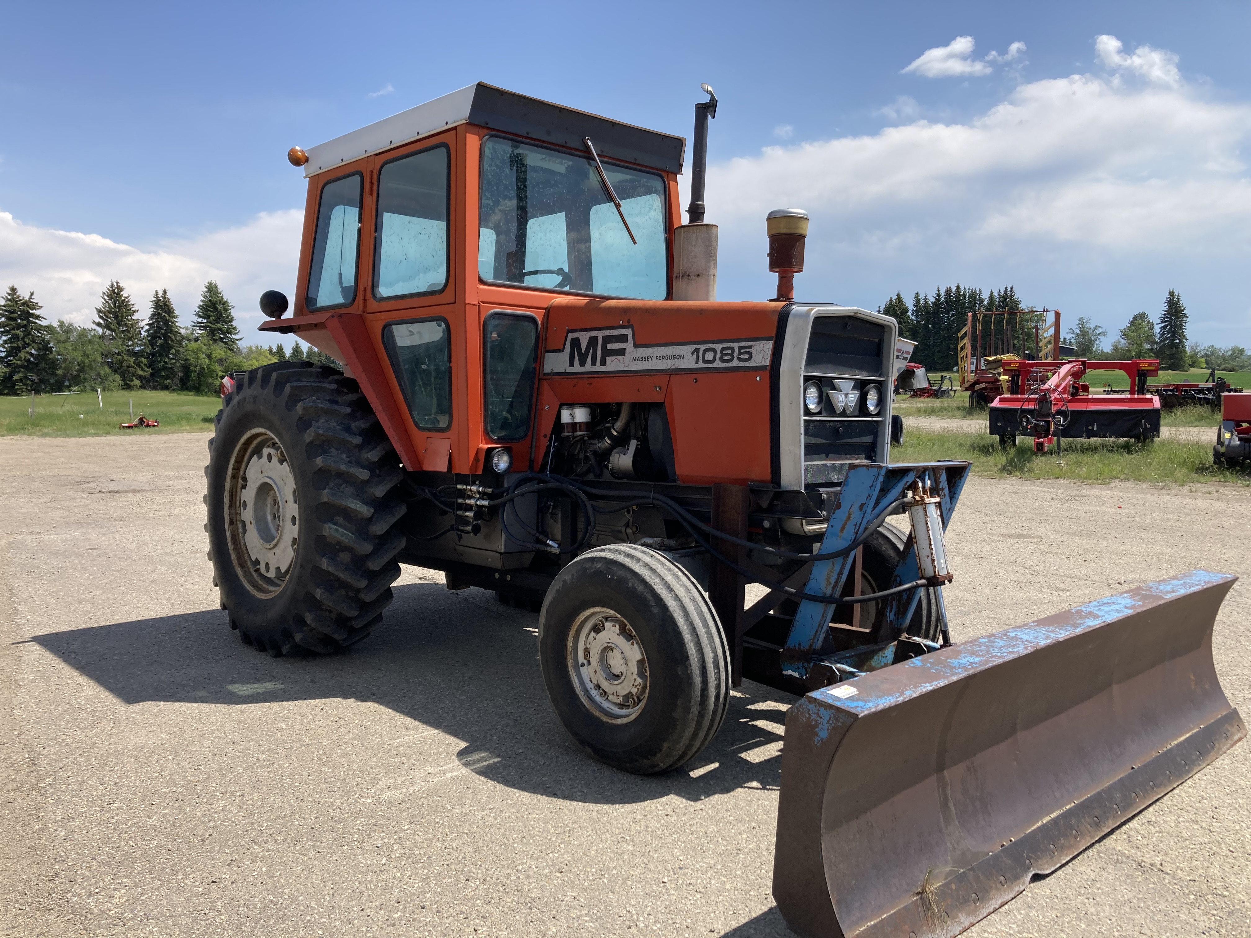 1977 Massey Ferguson 1085 Tractor