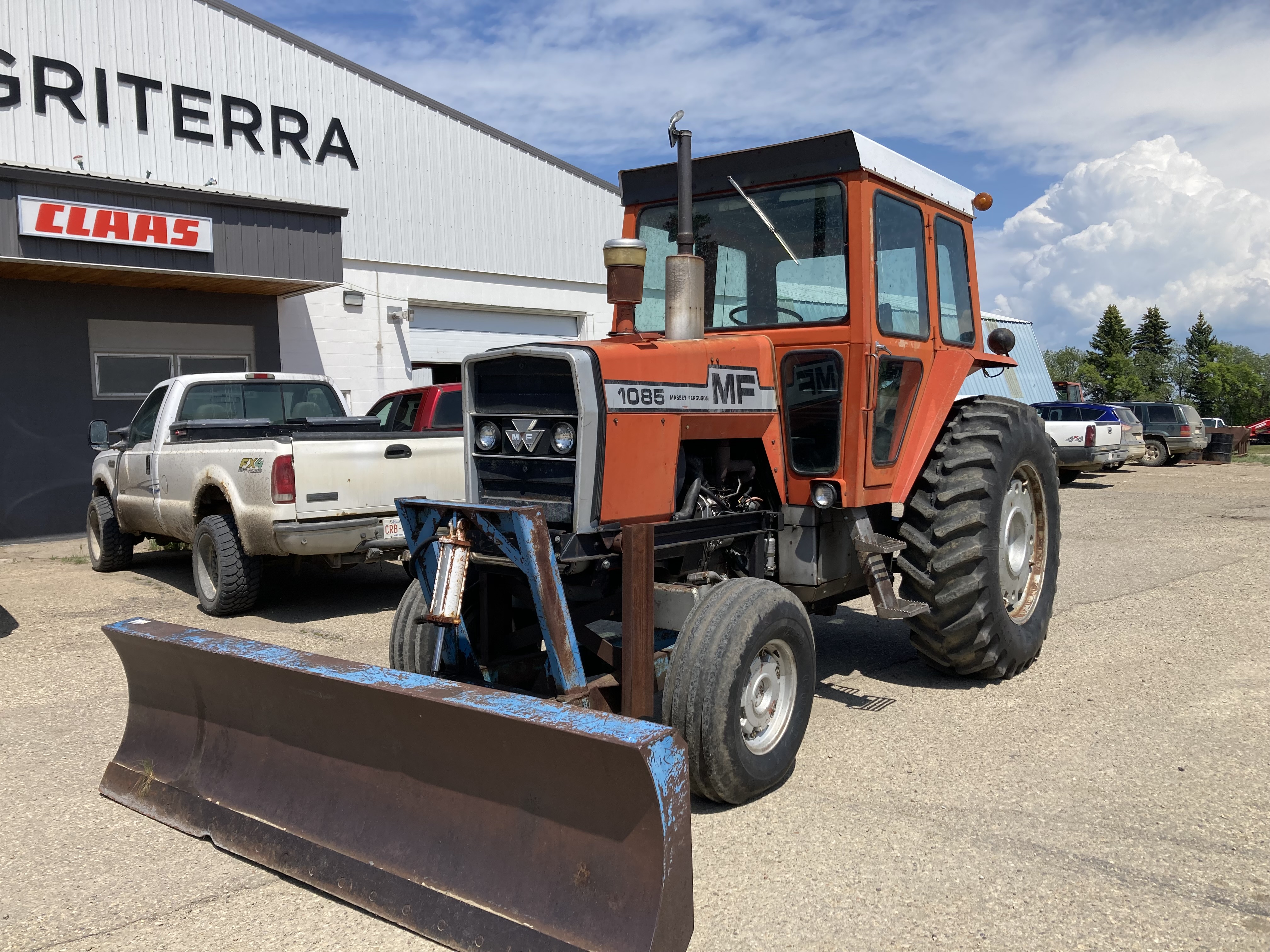 1977 Massey Ferguson 1085 Tractor