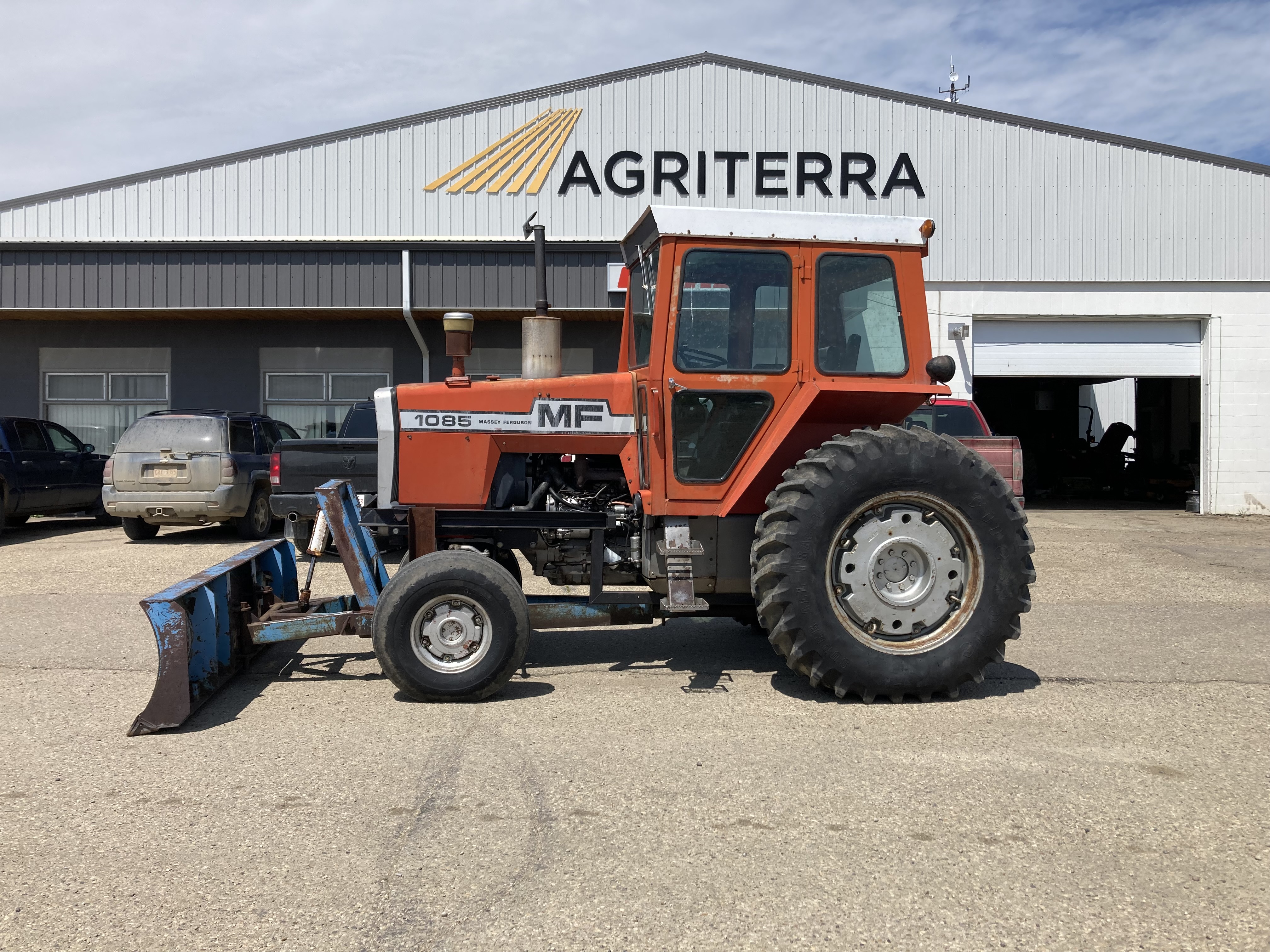 1977 Massey Ferguson 1085 Tractor