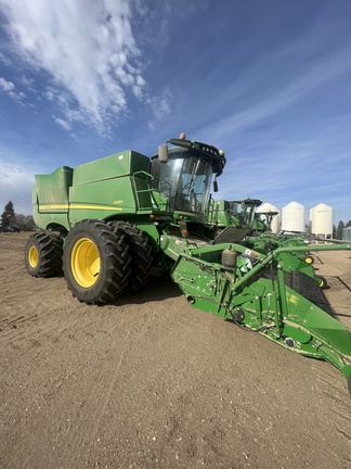 2017 John Deere S680 Combine