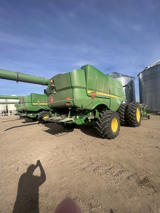 2017 John Deere S680 Combine