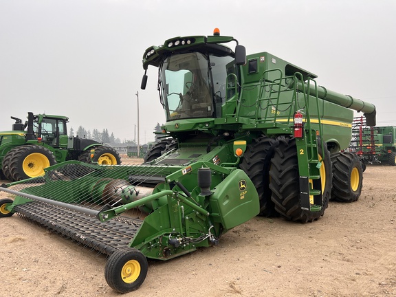 2017 John Deere S680 Combine