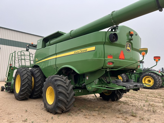 2017 John Deere S680 Combine