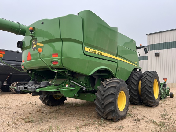 2017 John Deere S680 Combine