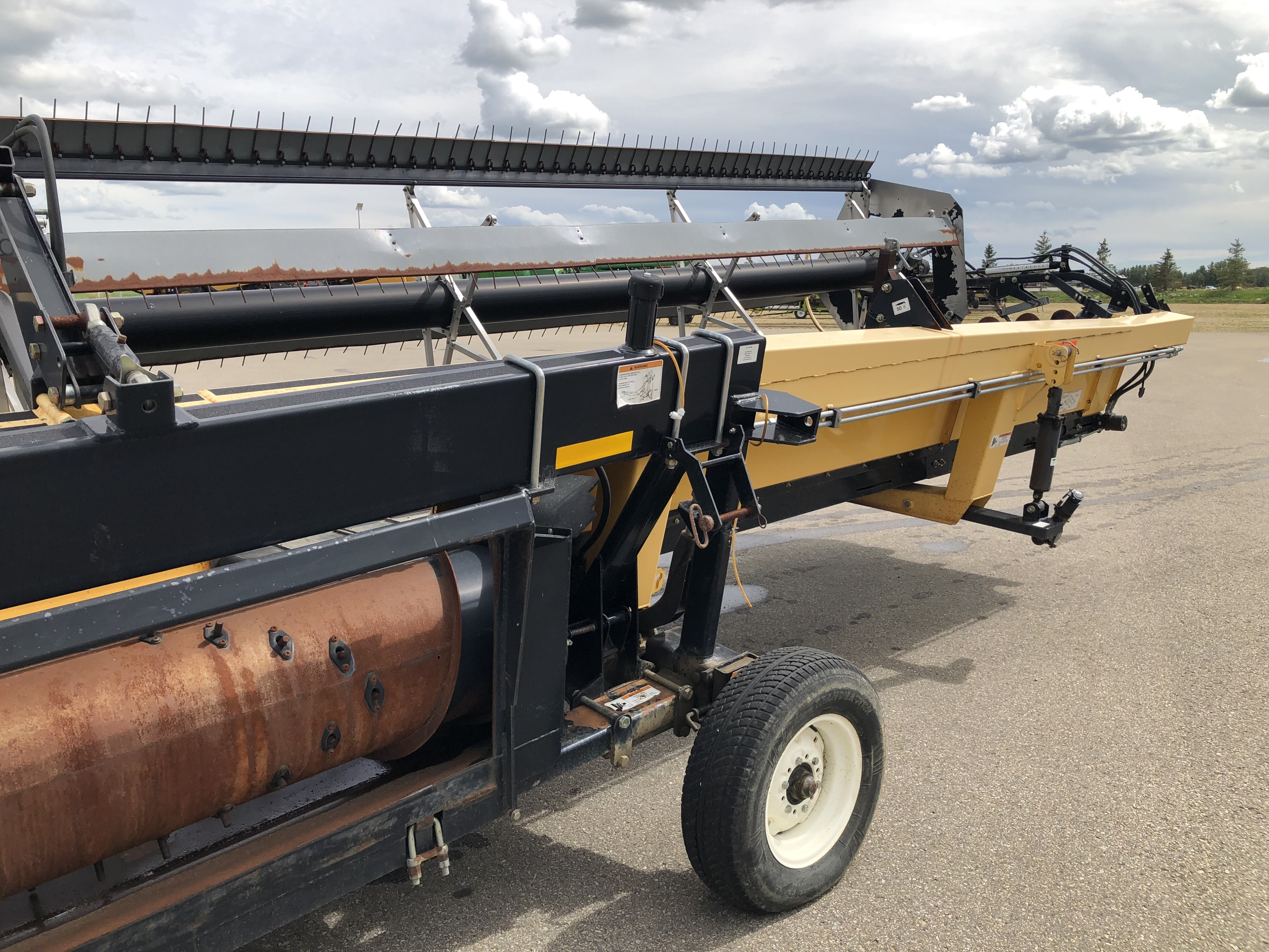 2009 New Holland 94C-36 Header Combine