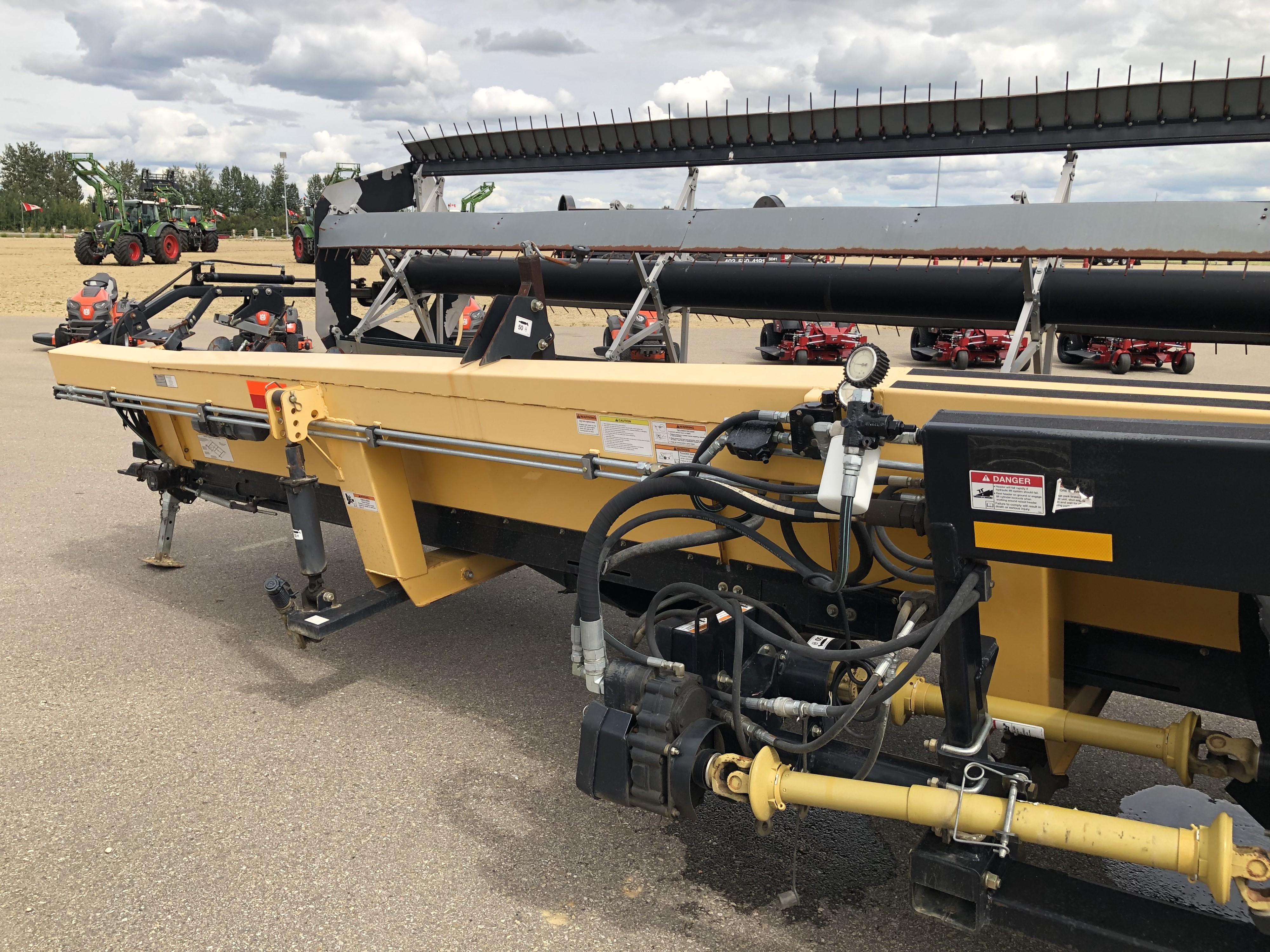 2009 New Holland 94C-36 Header Combine