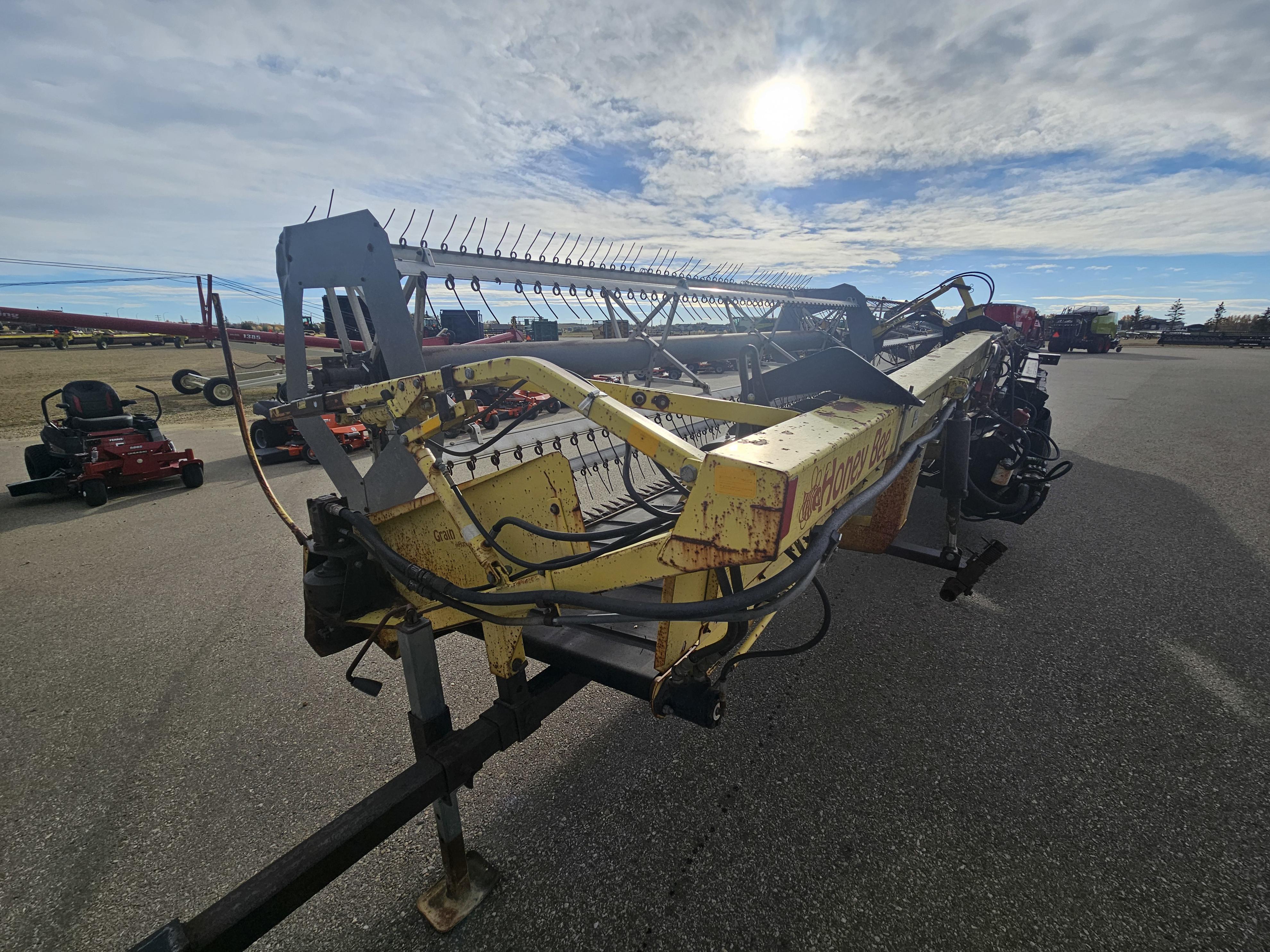 1996 Honey Bee SP36 Header Combine