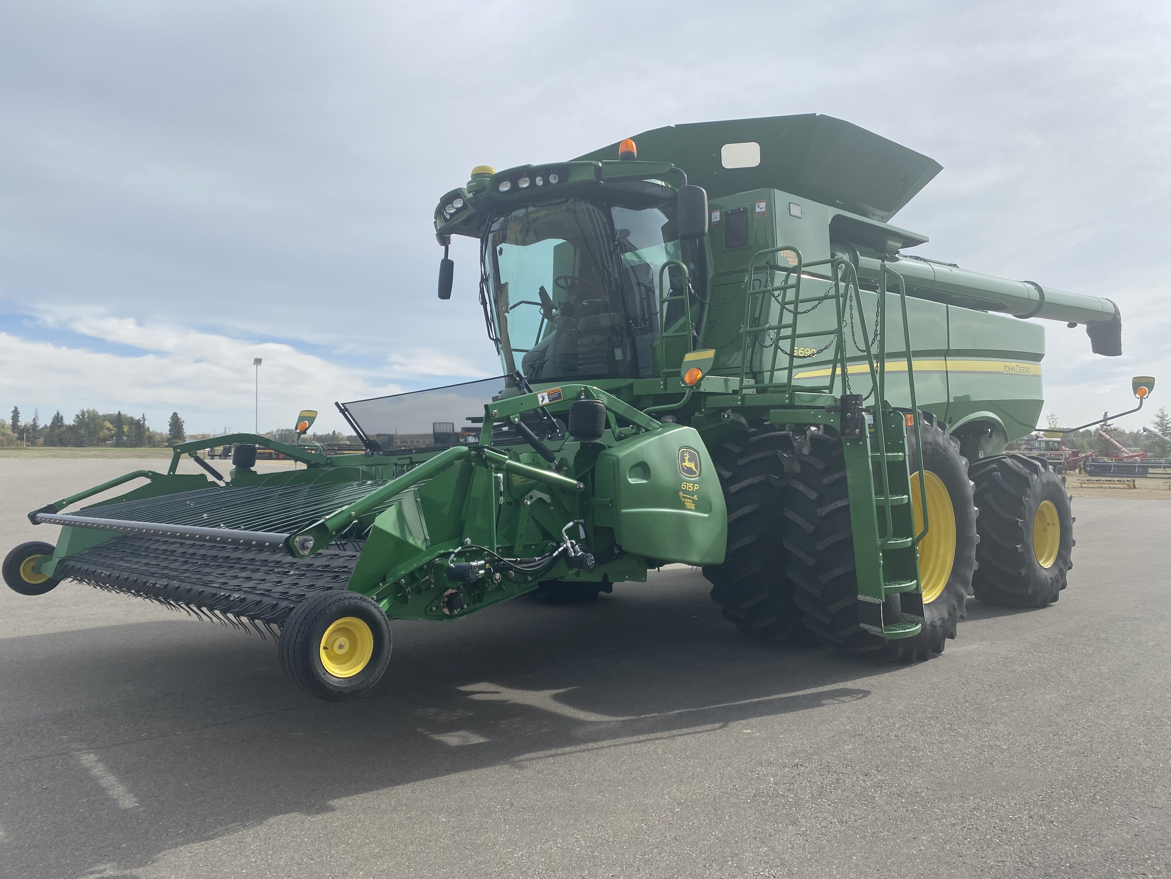 2013 John Deere S690 Combine