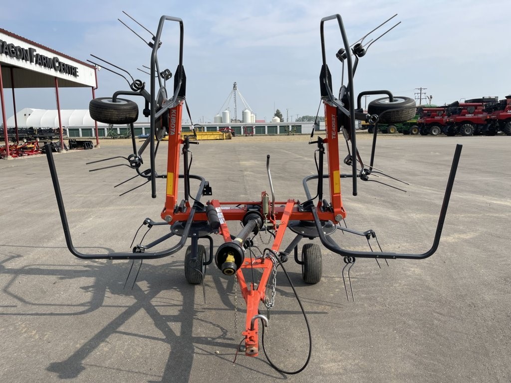 2017 Kubota TE4052T Tedder