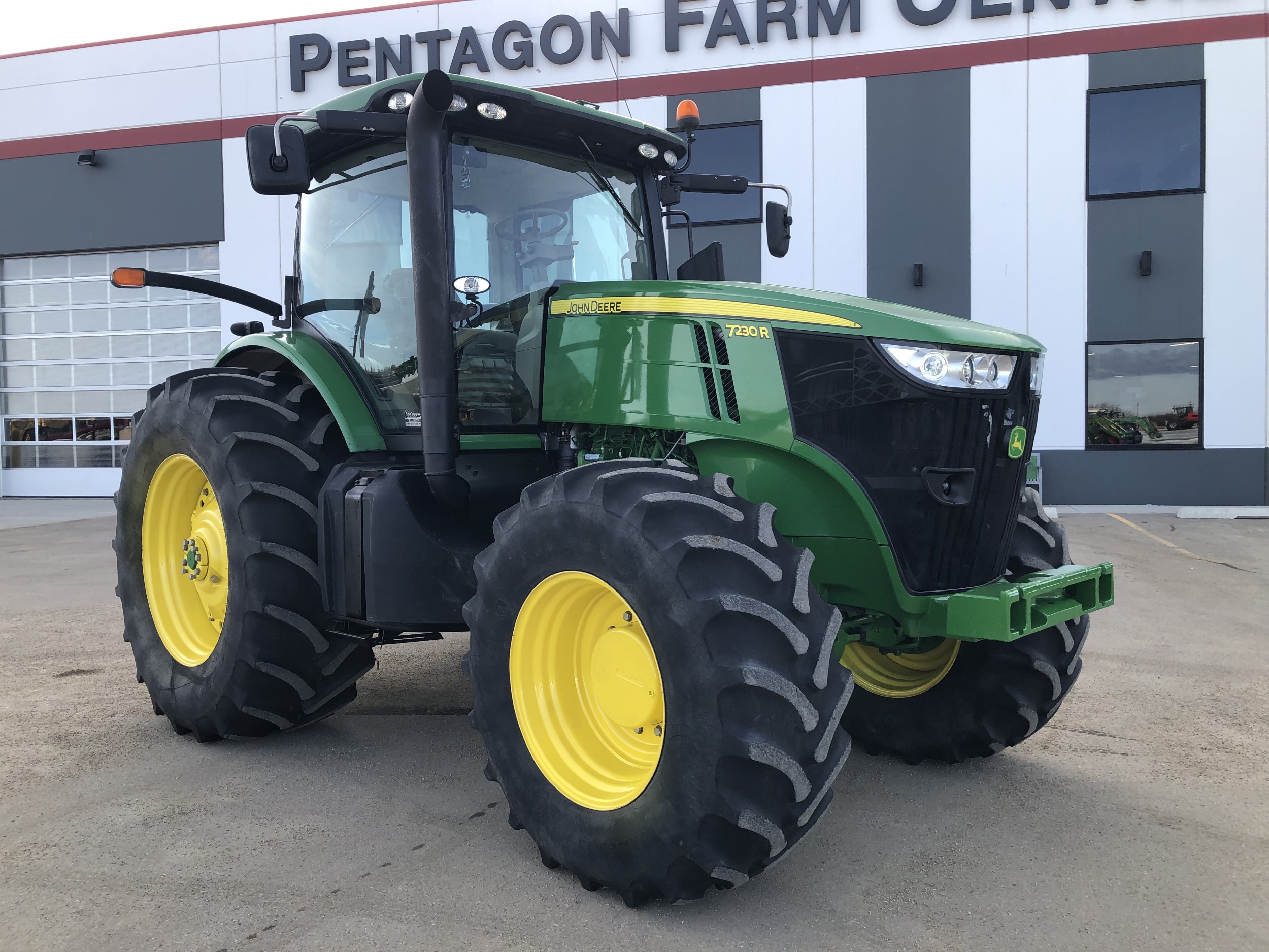 2011 John Deere 7230R Tractor