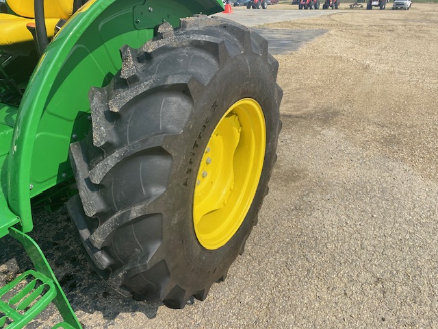 2022 John Deere 5075E Tractor