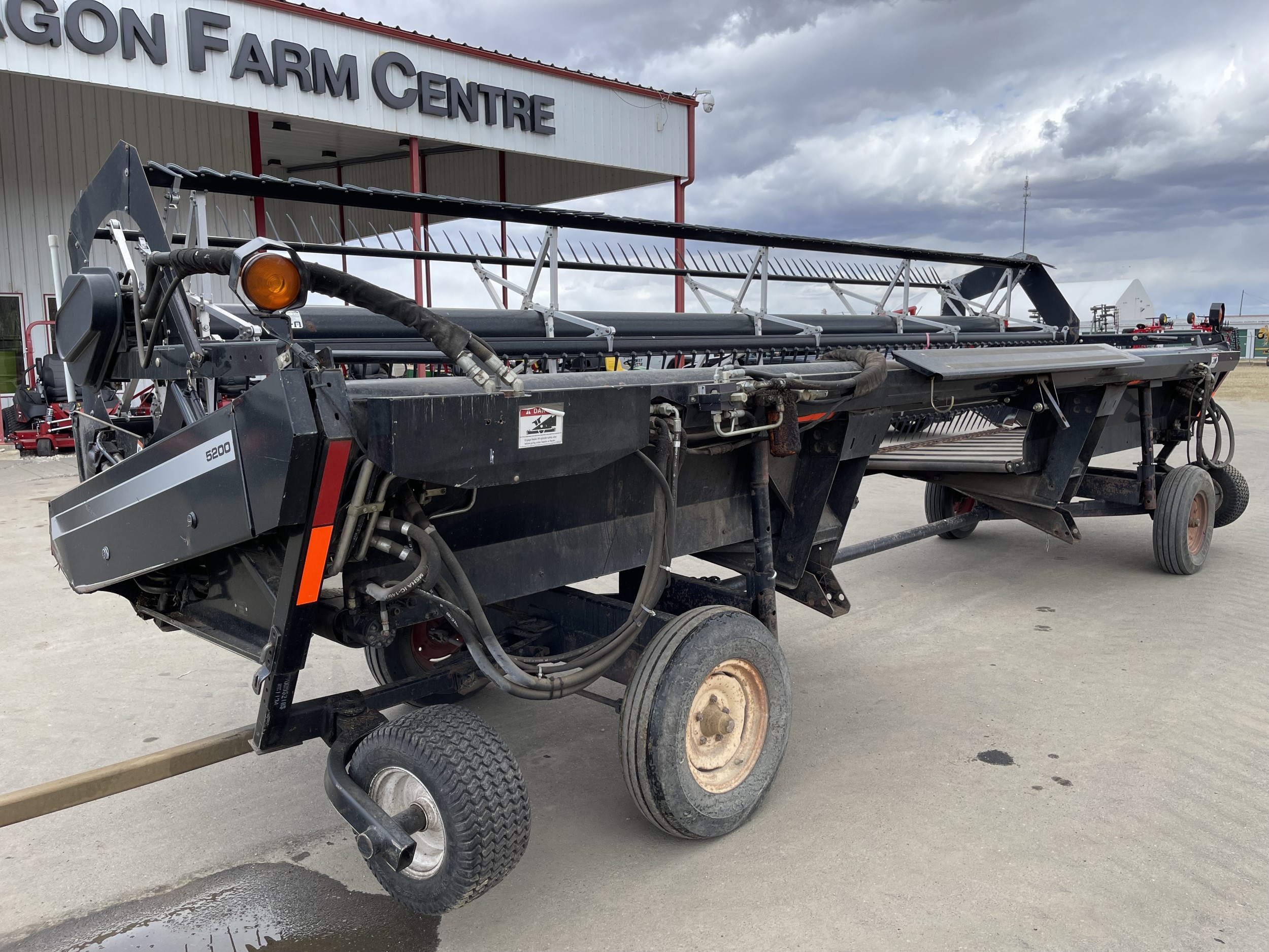 2006 Massey Ferguson 5200 Windrower Draper Header