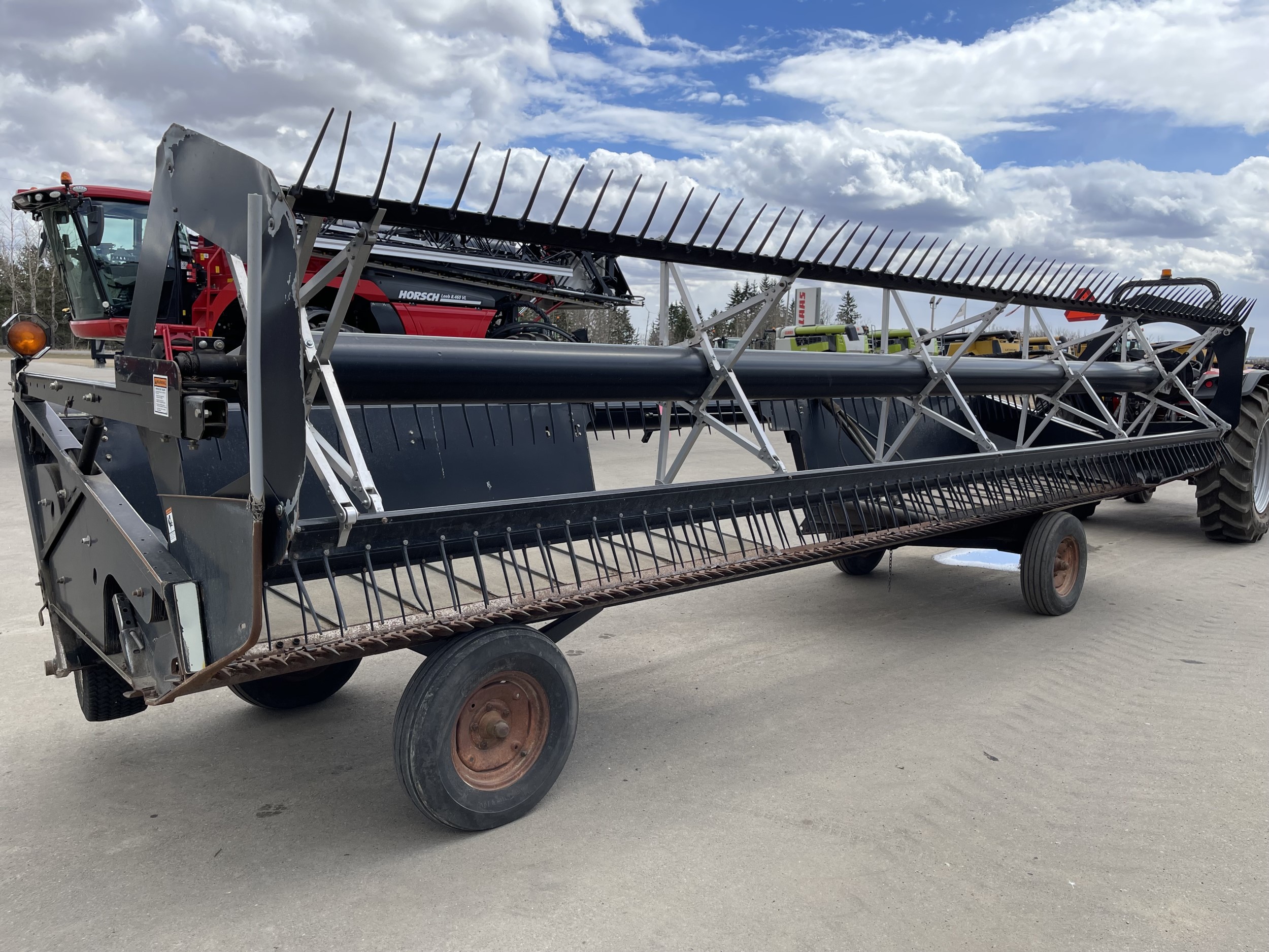 2006 Massey Ferguson 5200 Windrower Draper Header