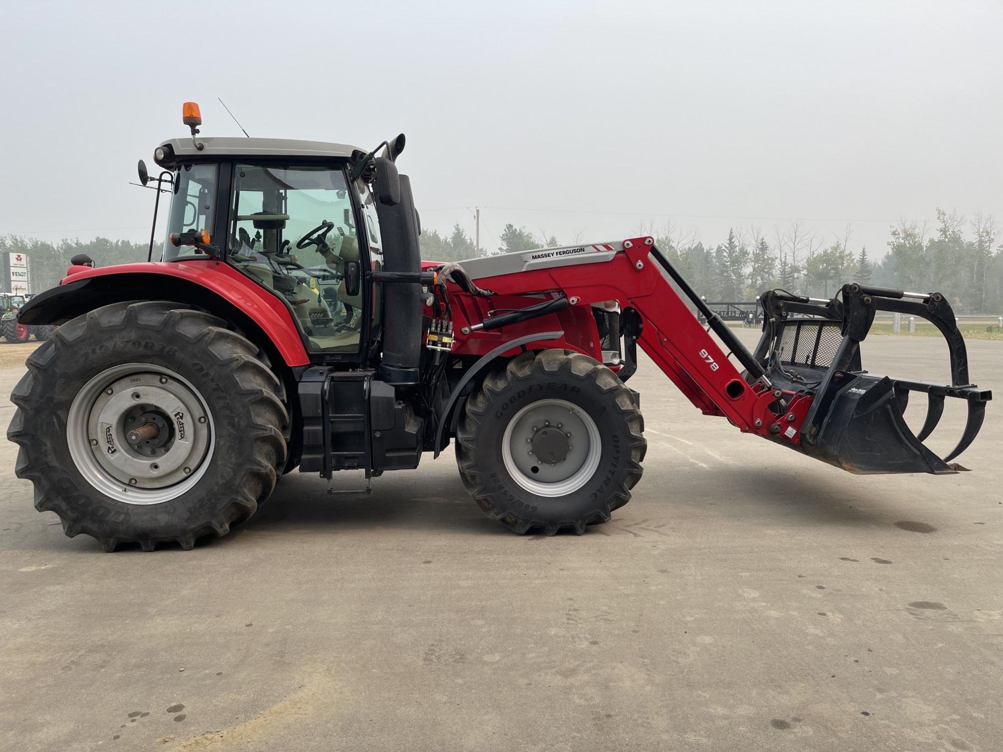 2017 Massey Ferguson 7720 Deluxe Tractor