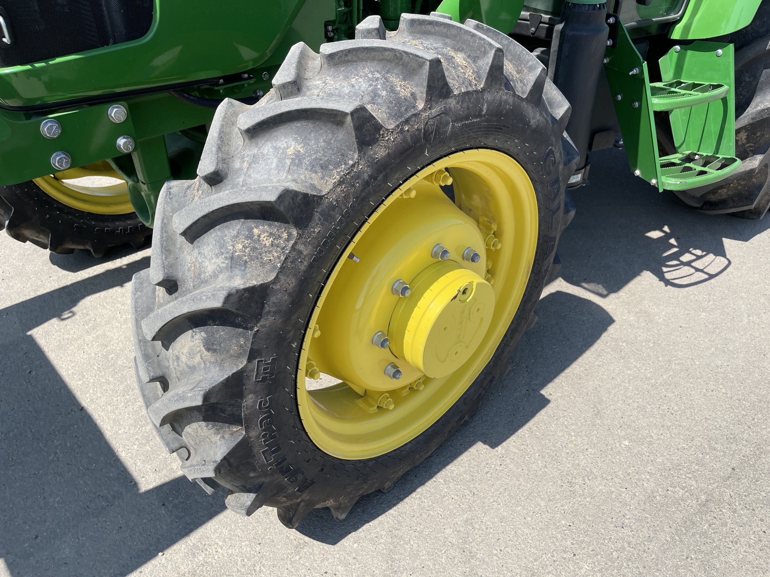 2021 John Deere 5075E Tractor