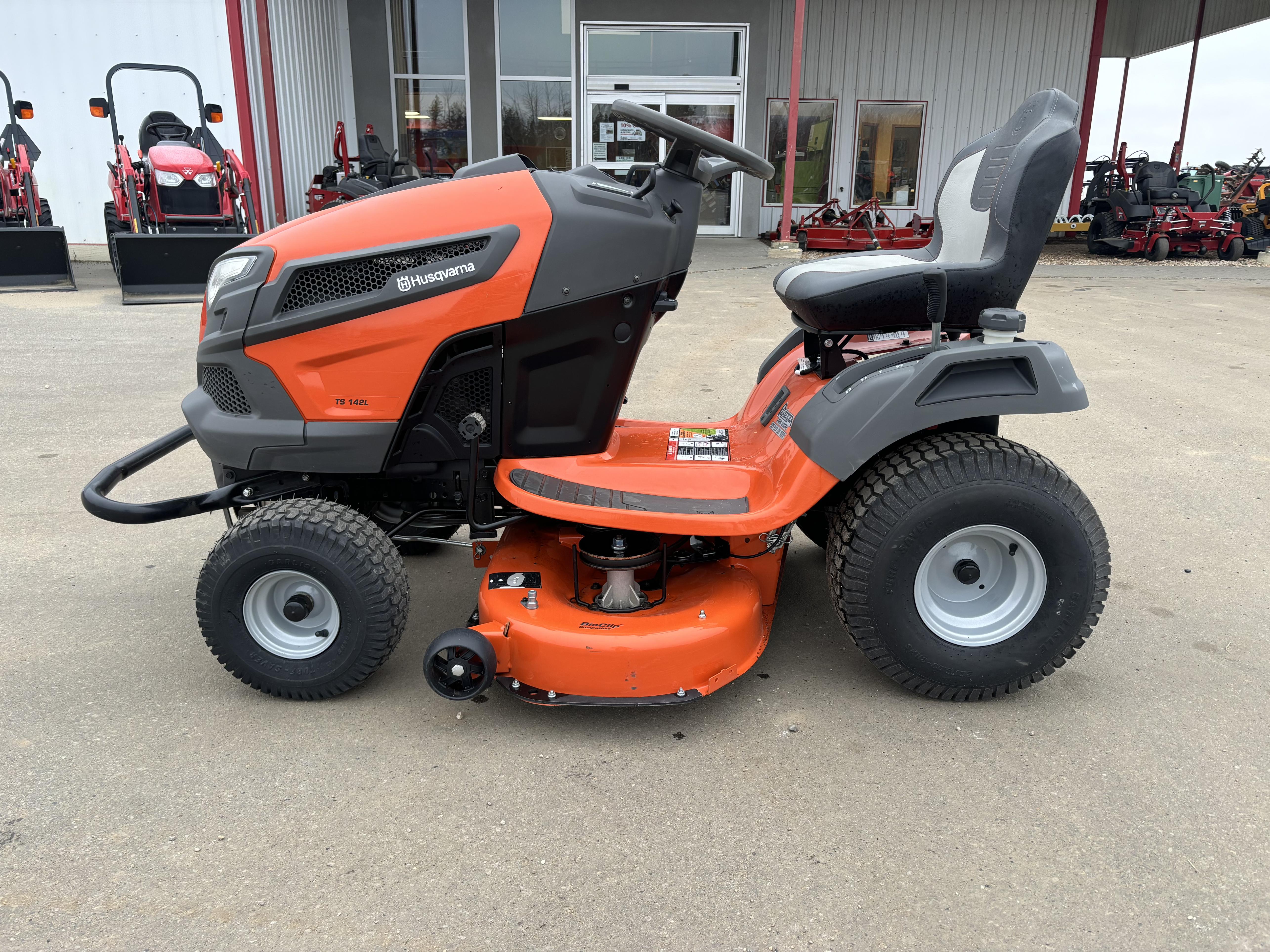 2023 Husqvarna TS142L Mower/Riding