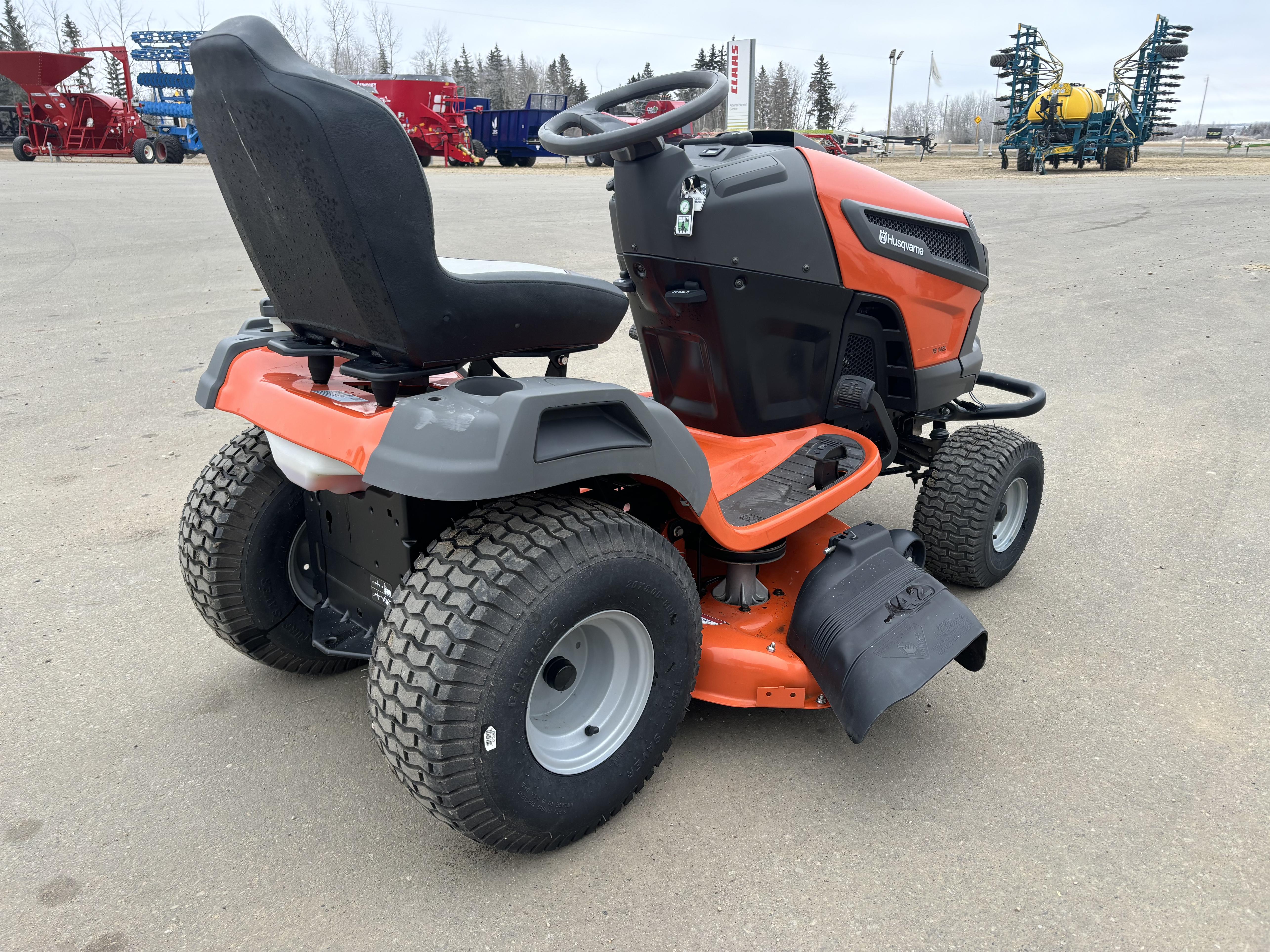 2023 Husqvarna TS142L Mower/Riding